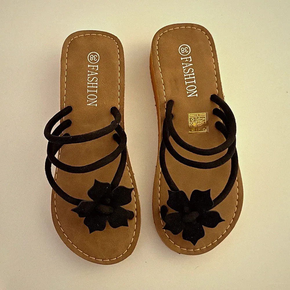 Fashion Damen Sandalen Keilabsatz hoch Slip-On Schwarz/Braun Blume EU 38