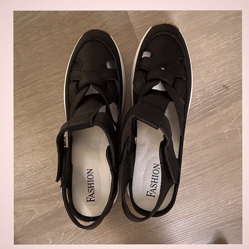 FASHION Damen Sandalen Riemchen Keilabsatz Klettverschluss Schwarz EU 38,5