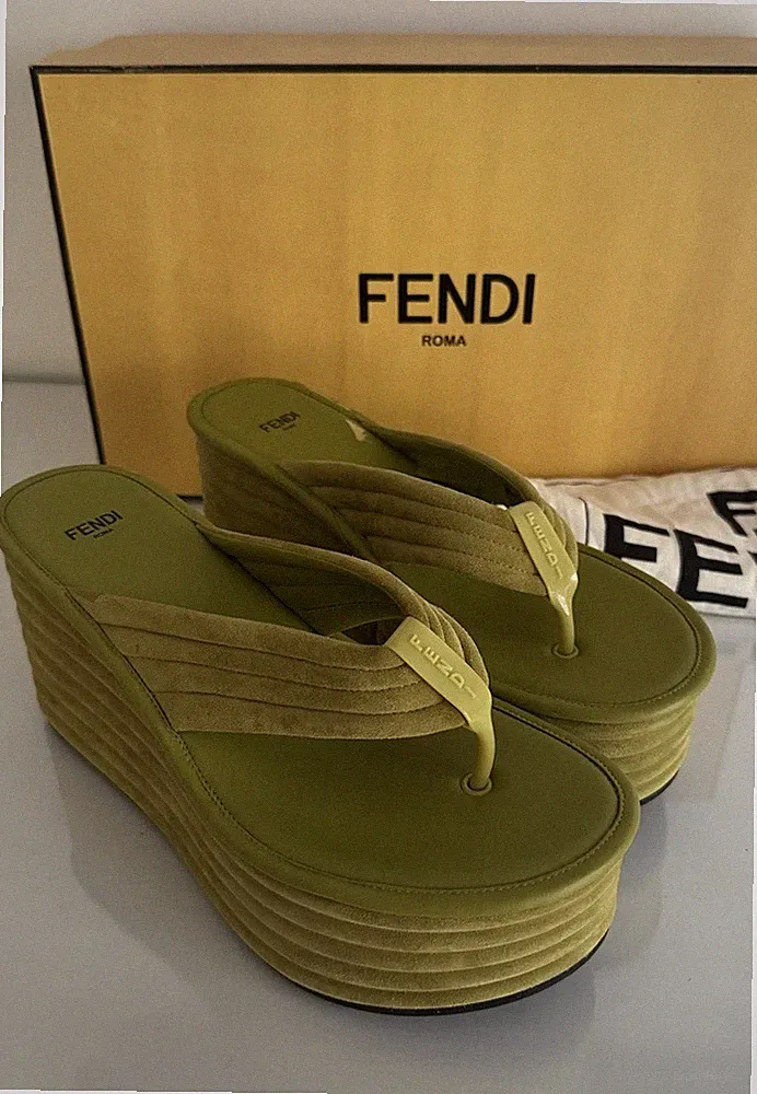 FENDI Damen grüne Nubuk Plateau Sandalen Pantoletten Größe EU 38 nie getragen