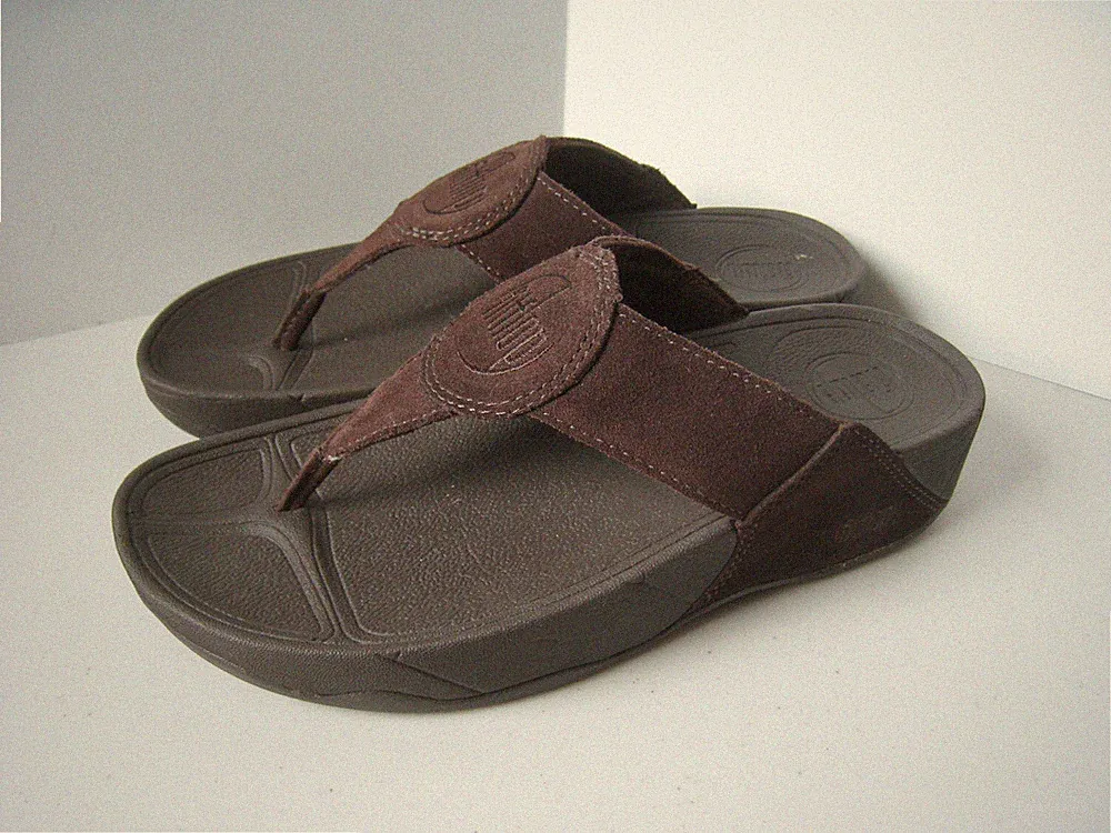 FitFlop Oasis Womens 5 Leather Thong Flip Flop Sandals Chocolate Brown Wedge