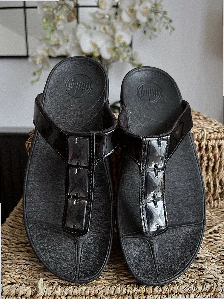 FitFlop Pietra schwarze Lackleder-Riemensandalen mit Schmucksteinen Keilabsatz UK 4