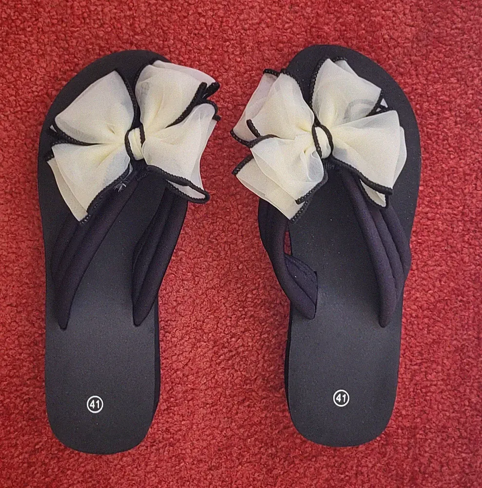 Flip Flops, schwarz mit hellcremefarbenen Schleifen, Gr. 39, neu