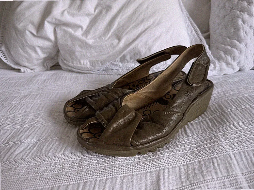 Fly London Khaki Leder Twist Front Low Wedge Heel Sandalen Schuhe Gr 40 UK 7