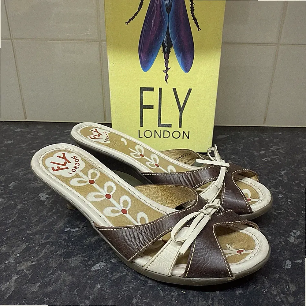 Fly London Sandalen Slipper braun & weiß Leder offene Zehenpartie Keilabsatz Größe UK 7