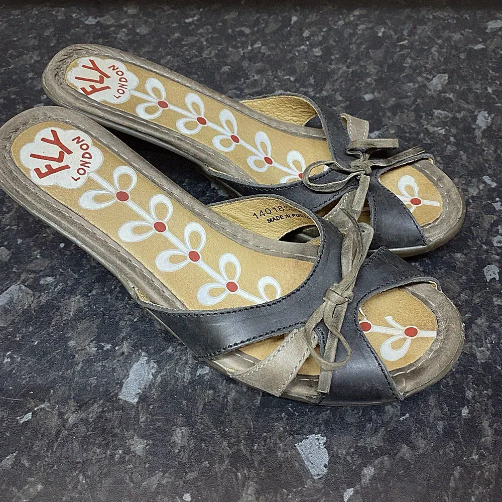 Fly London Sandalen Slipper schwarz grau Leder offene Zehenpartie Keilabsatz Gr UK 7 40