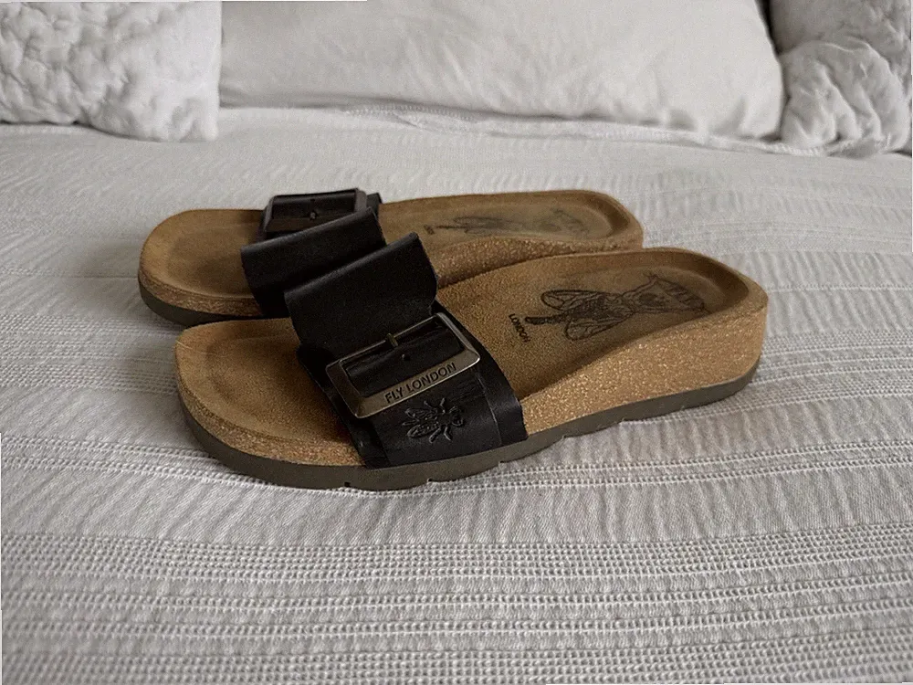 Fly London schwarze Leder Slipper mit Schnalle Gr. 35 UK 2 kleiner Keilabsatz