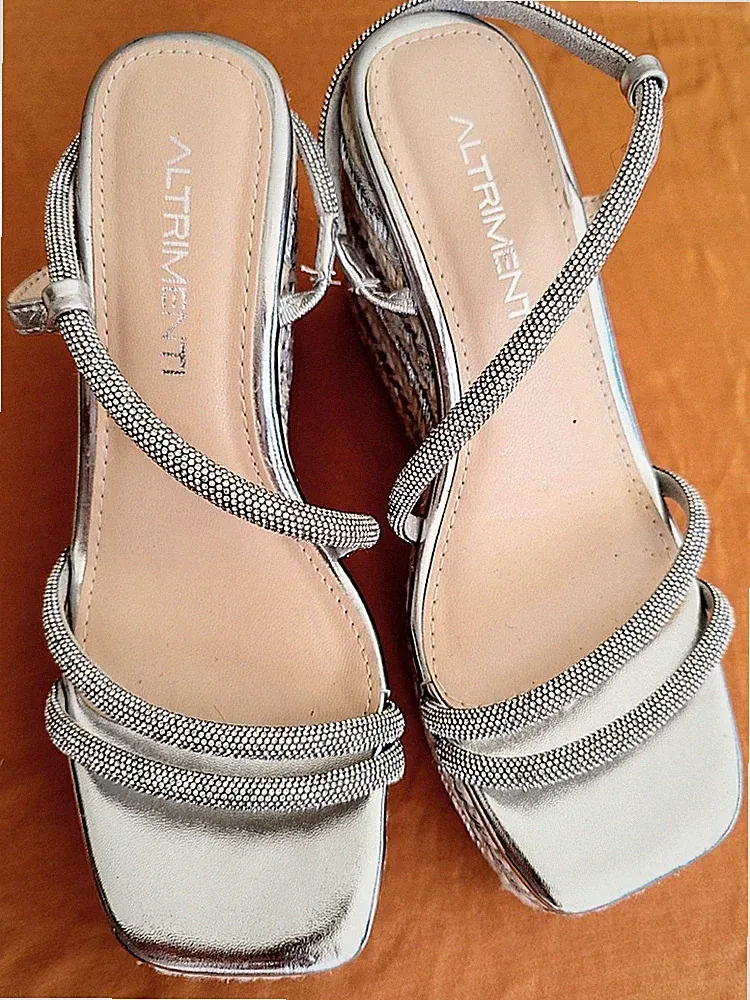 Funkelnder Hingucker: Altrimenti Keilabsatz-Sandalen (Modell Alissa) in Silber!