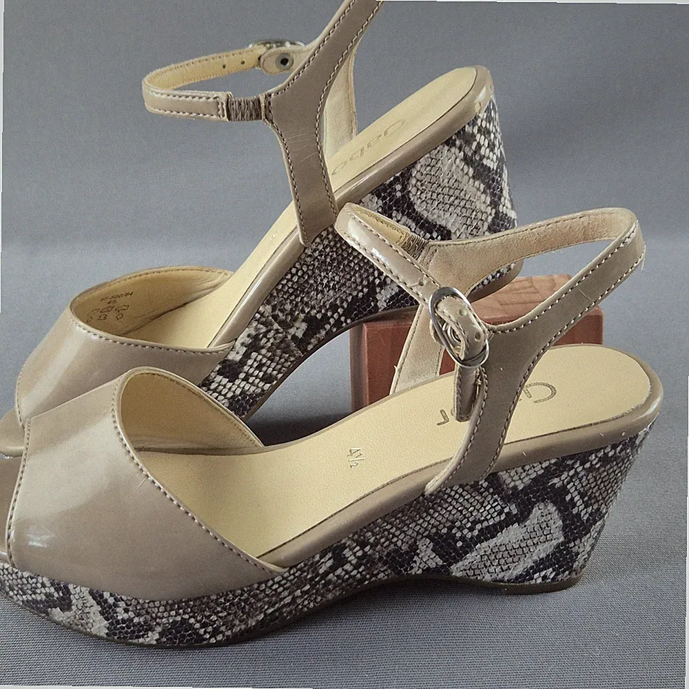 Gabor Damen Keilsandaletten UK 4,5 EU 37 taupe Lack Schlangenmuster Absatz