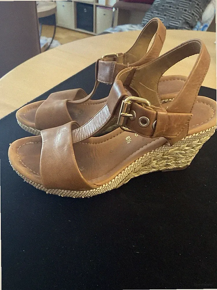 Gabor Damen Sandalen mit hochwertigem Leder in der Farbe Cognac mit Keilabsatz