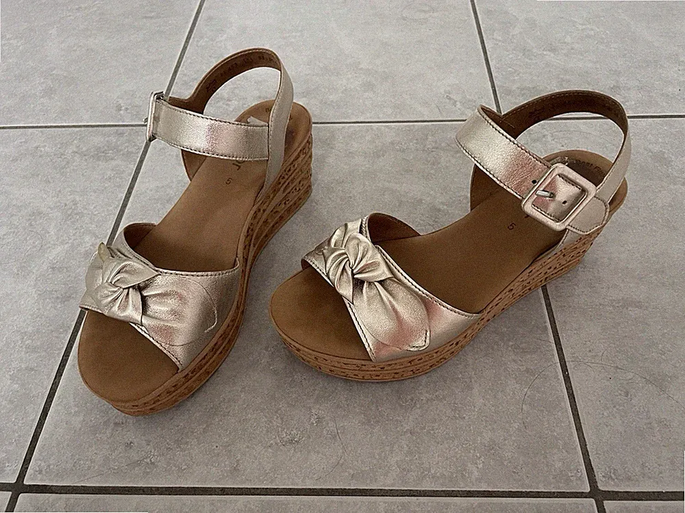 Gabor Fashion Sandale Gold Leder Plateau Keilabsatz Sandaletten Gr. 5 / 38