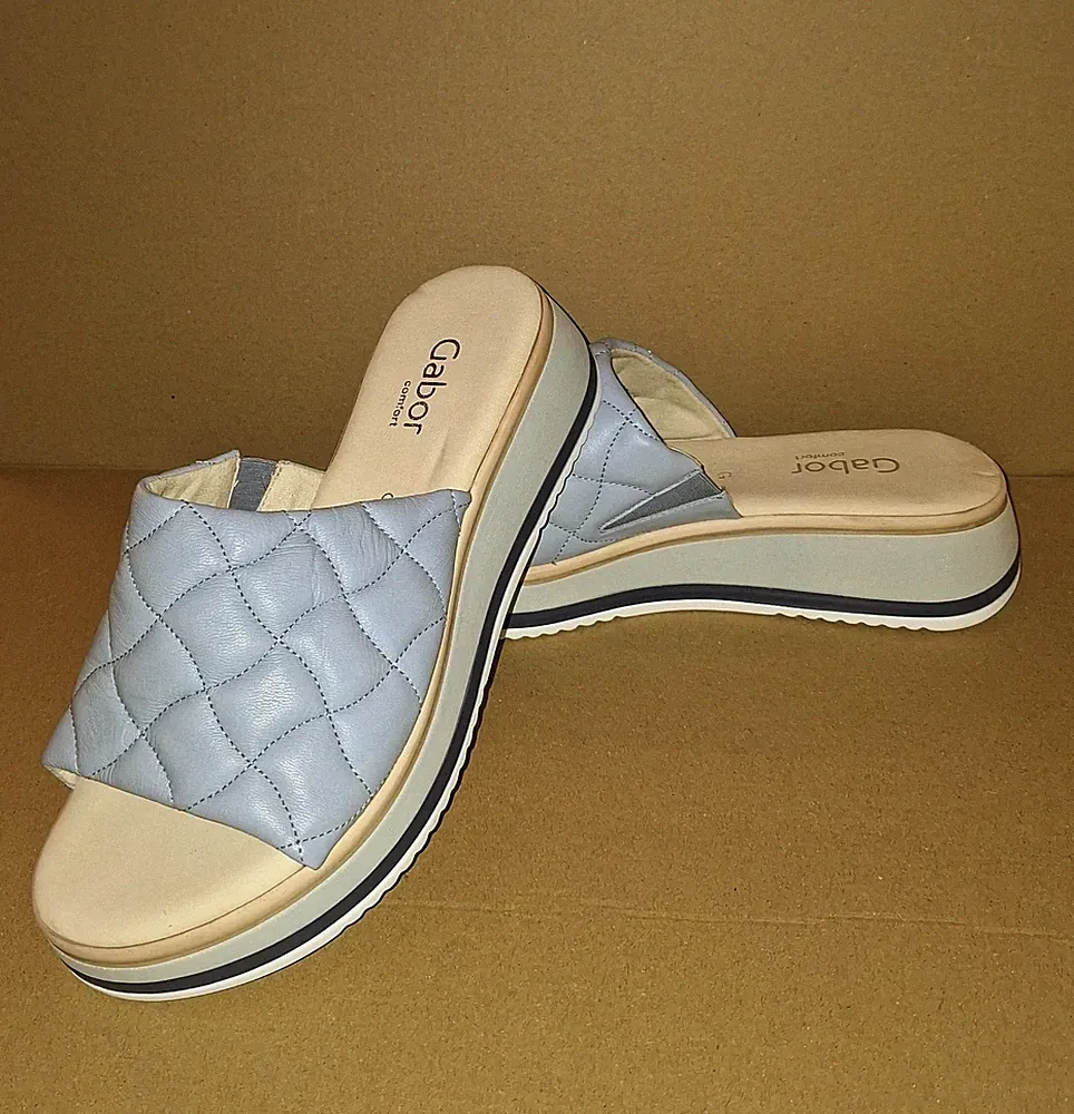 GABOR Pantoletten "Comfort" in hellblau mit Karo-Prägung, Gr. 6 (39), Weite G