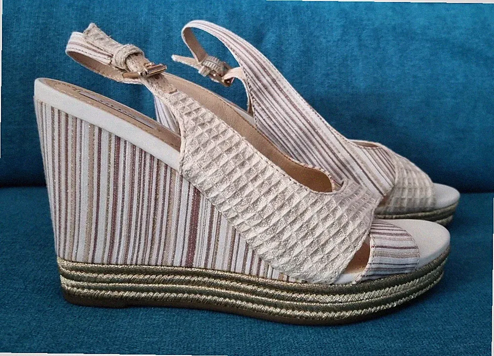 Geox Respira Keilsandaletten - Gr. 38,5 - Beige/Gold gestreift - Ungetragen