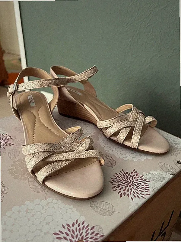Geox Sandalen in Beige Gr. 38,5 Leder Keilabsatz Top Zustand