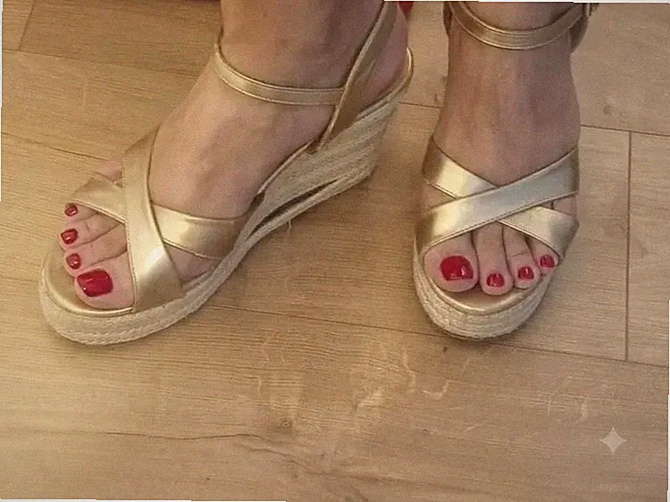 getragene Keilabsatz Schuhe Gr.43/44 Sandalen in Goldfarben (Preis ist VB)