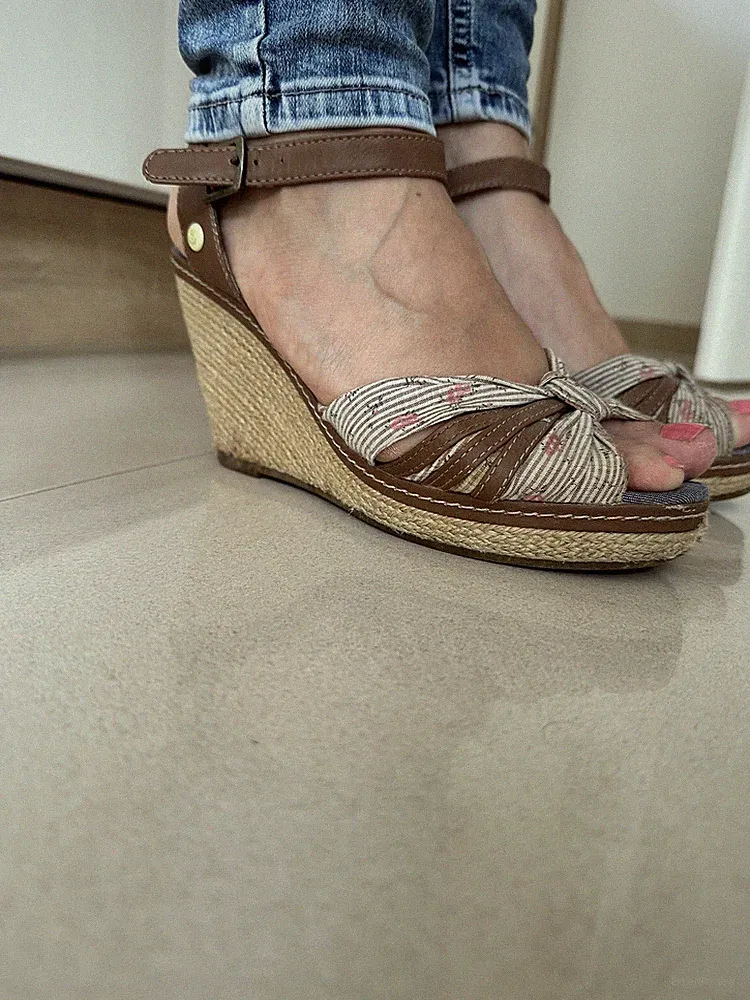 Getragene Süße Sandalen Mit Keilabsatz