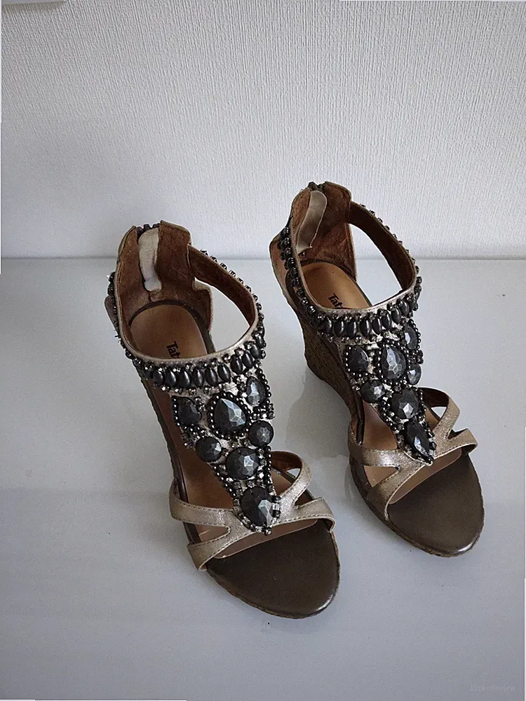 Glamouröse Keilabsatz-Sandalen in Größe 37 (wie NEU)