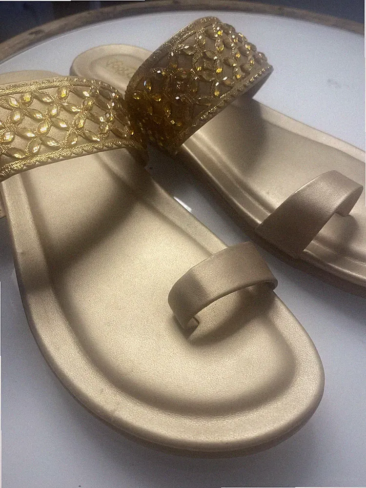 goldene Sandalen mit verziertem Riemen und einem Zehenring Gr. 41