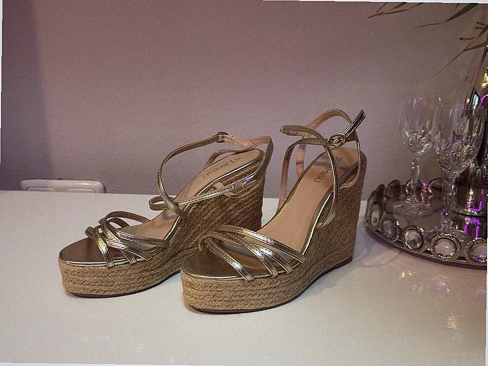 Goldene Sommersandalen Flechtmuster Keilabsatz Gr. 38 Damen Sandaletten Schuhe