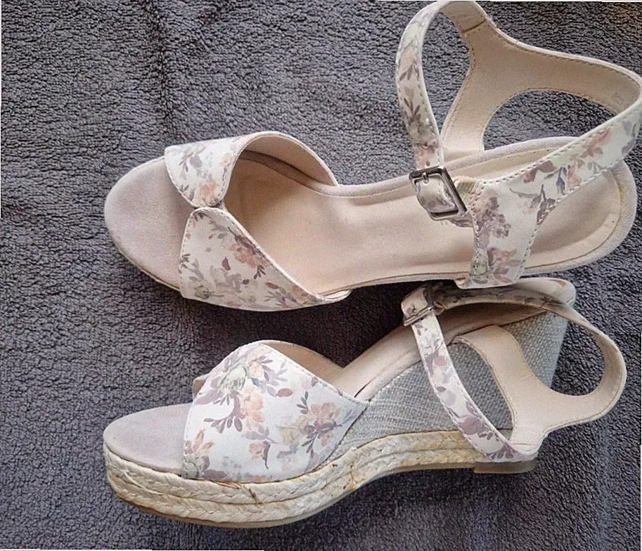 Geblümte Keilabsatz Sandalen