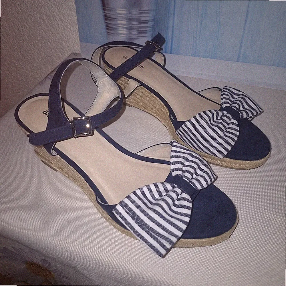 Graceland Damen Slingback Sandalen Keilabsatz blau/weiß Schleife EU 40 Neuwertig