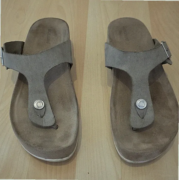 Graue Keilabsatz-Sandalen