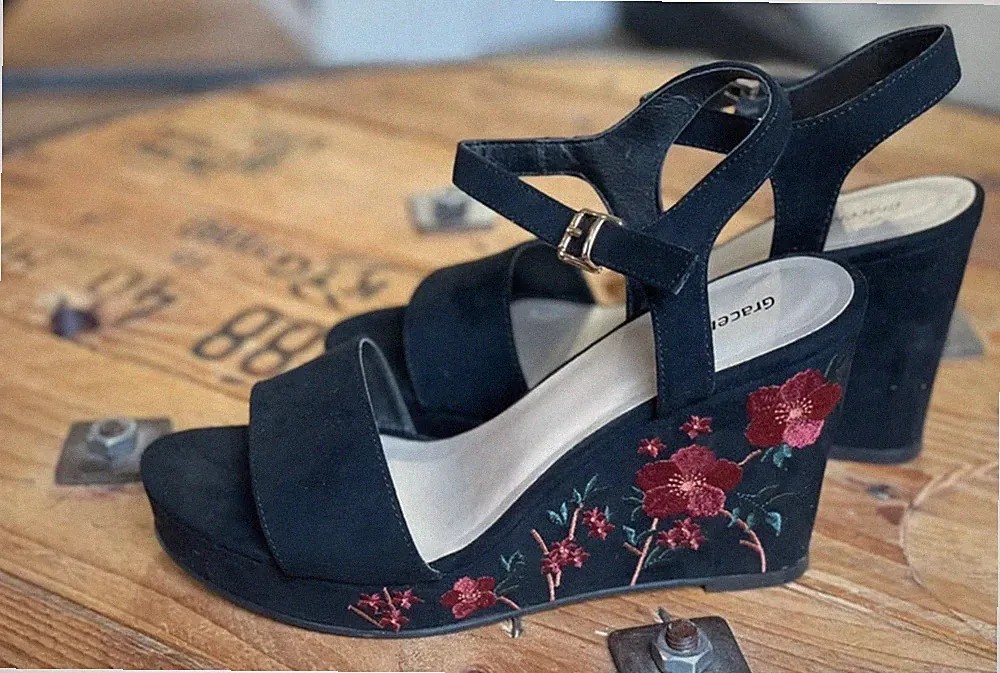 Graceland Sandaletten mit Keilabsatz – Schwarz mit roter Blumenstickerei Gr. 40