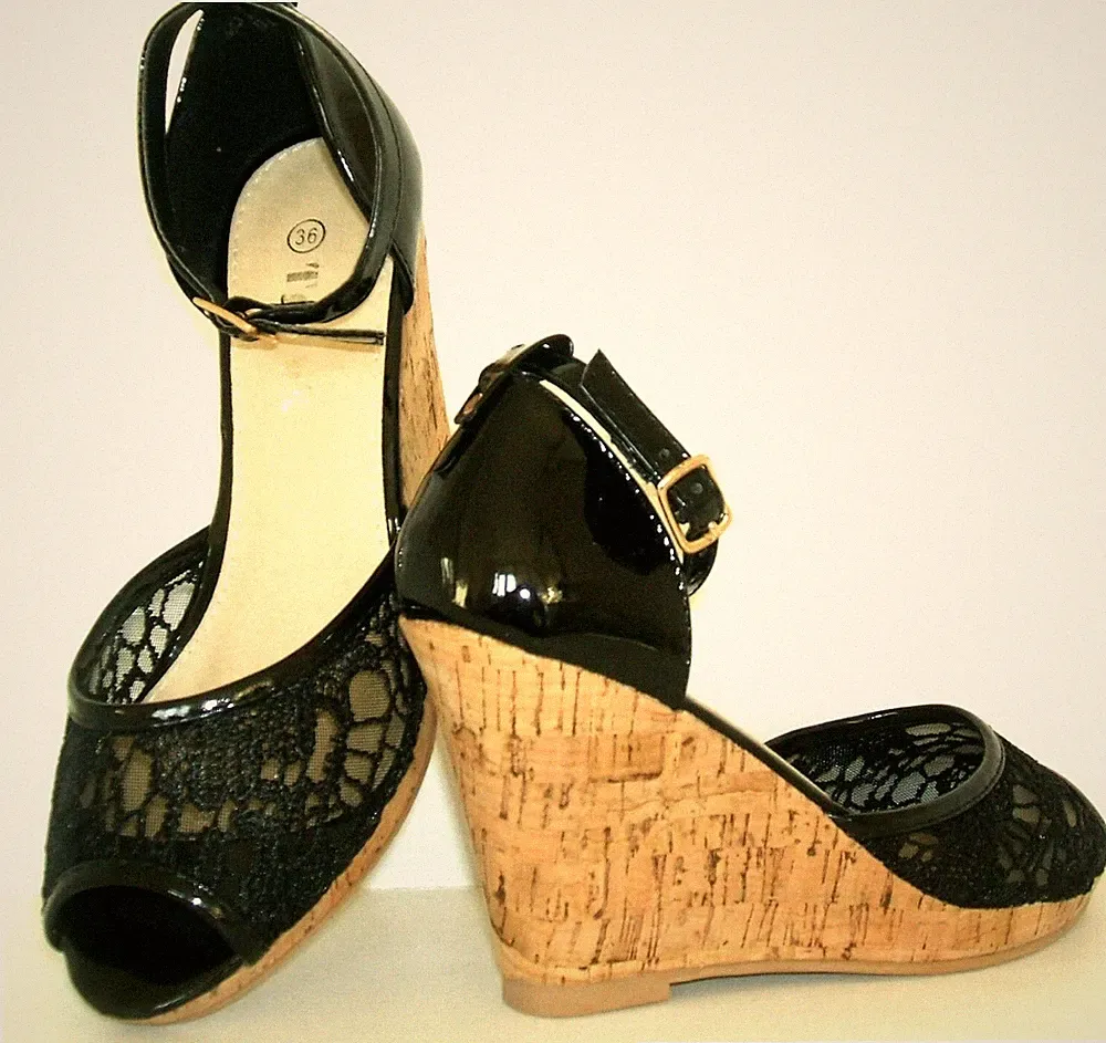 GRÖSSE 3 4 SCHWARZ LACK SPITZE NETZ MESH KORK KEILABSATZ KNÖCHELRIEMEN SCHUHE SANDALEN NEU MIT ETIKETT