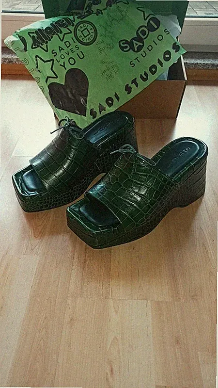 Grüne Plateau-Sandaletten mit Keilabsatz in US W13 / M11 (Sadi Studios Nemo)