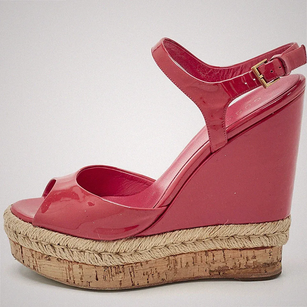 Gucci Sandalen Korallenrot Lackleder Holie Keilabsatz Größe 35