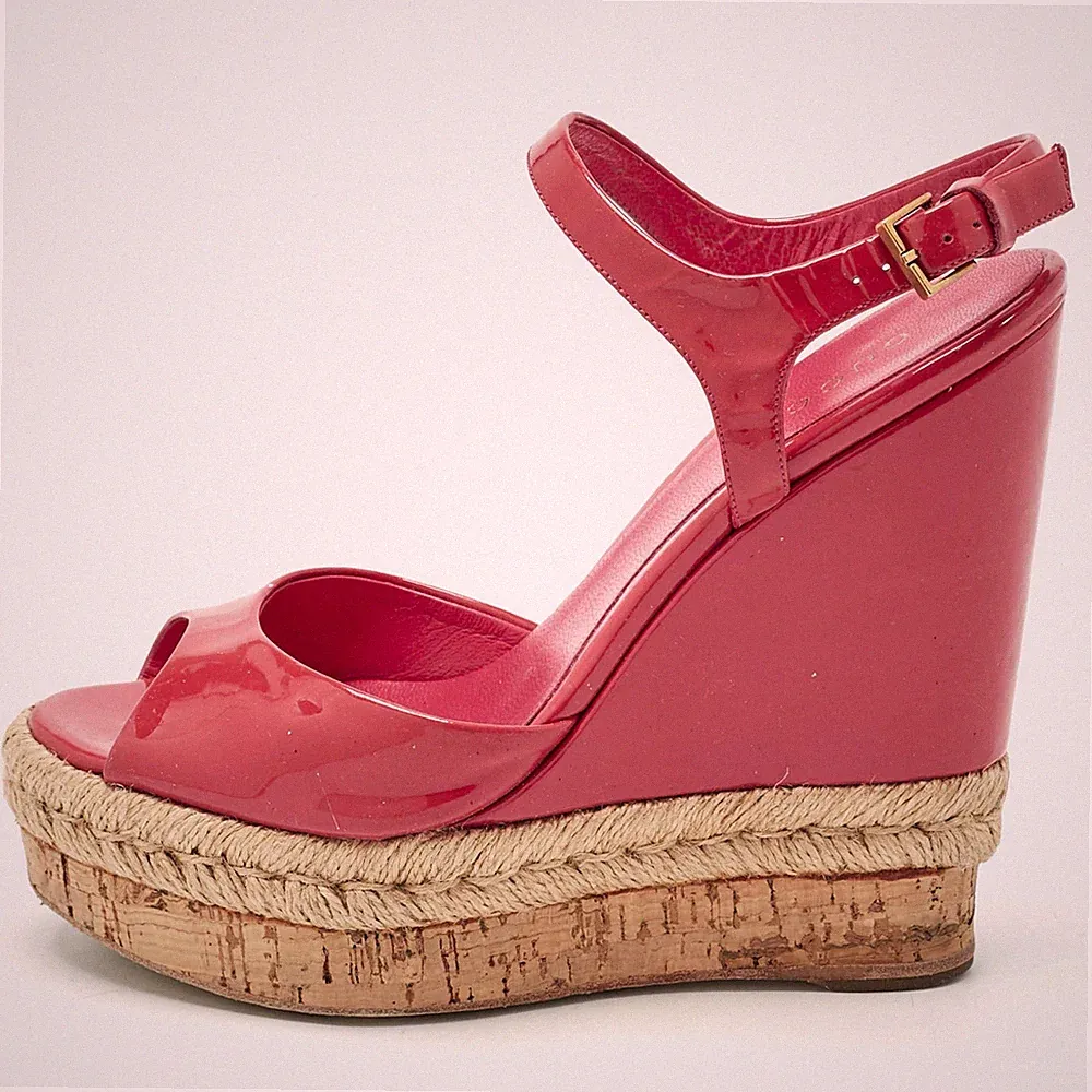 Gucci Sandalen Korallenrot Lackleder Holie Keilabsatz Größe 35