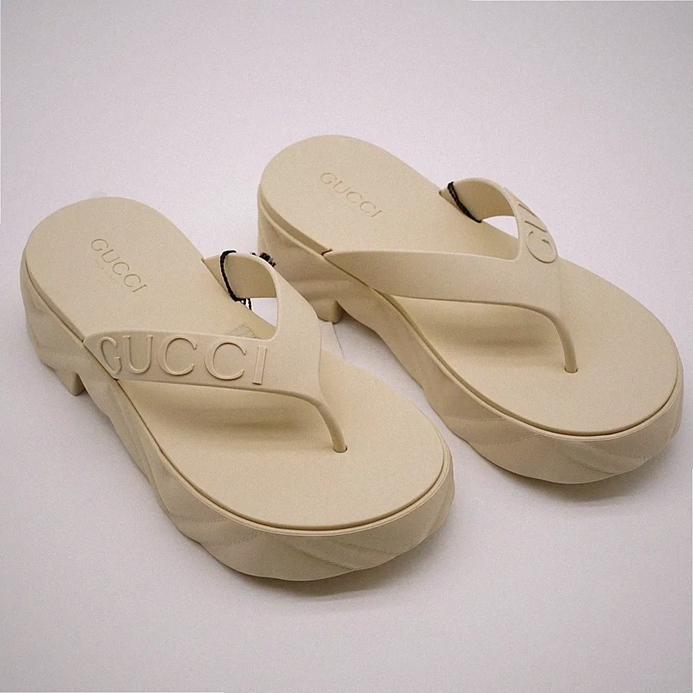 Gucci Sandalen weiß Plateau Gummi Kreuz Riemen Logo UK 7 US 10 EUR 40 7438