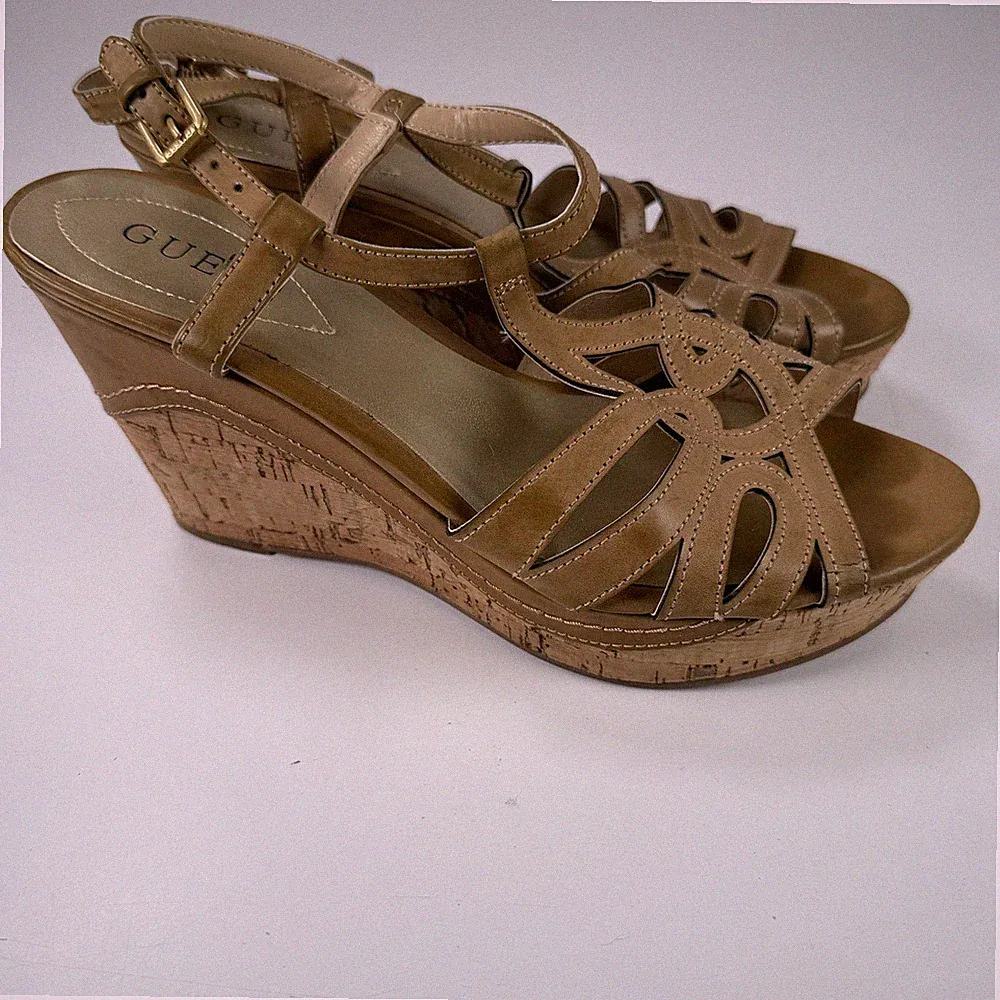 GUESS Damen Kork Plateau Keilabsatz Sandalen Mit Knöchelriemen Größe 9M
