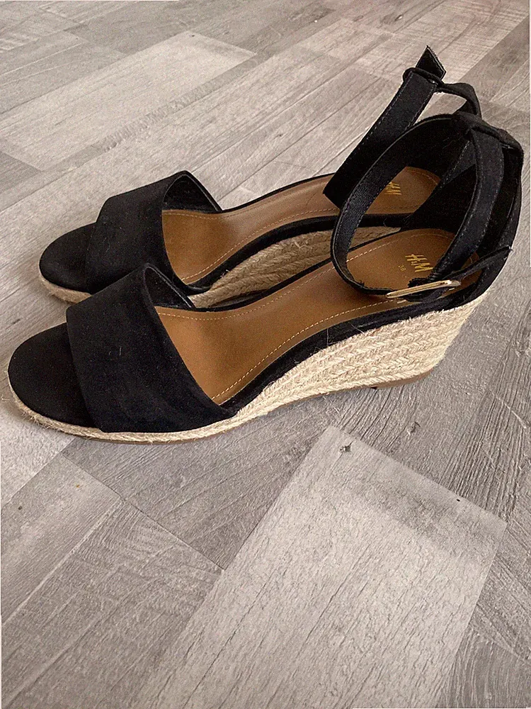 H & M - Keilabsatz- Sandale, Gr 38 - schwarz