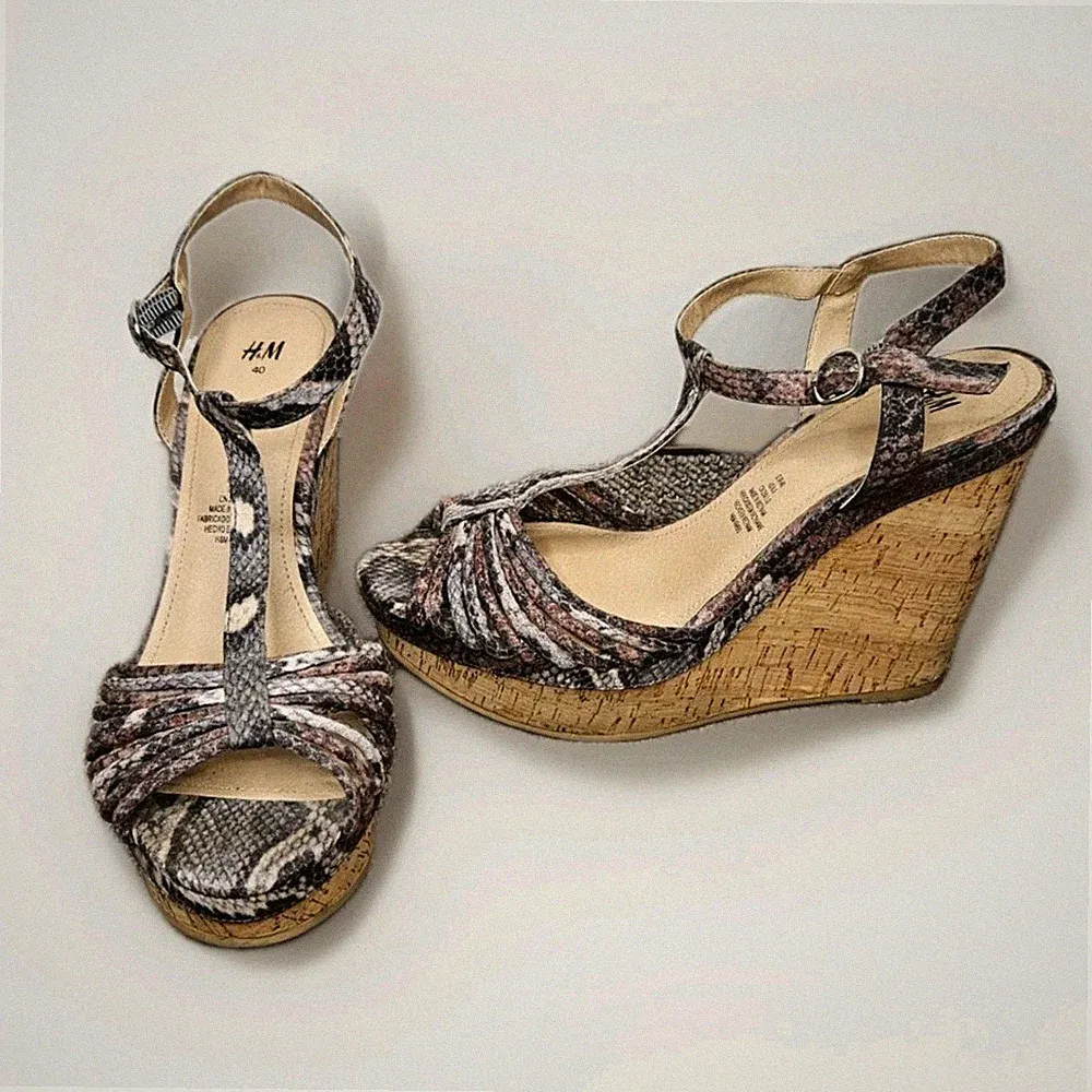 H&M Keilsandalette, Wedges, Schlangenmuster, Kork-Plateau, Gr. 40, Beige/Grau