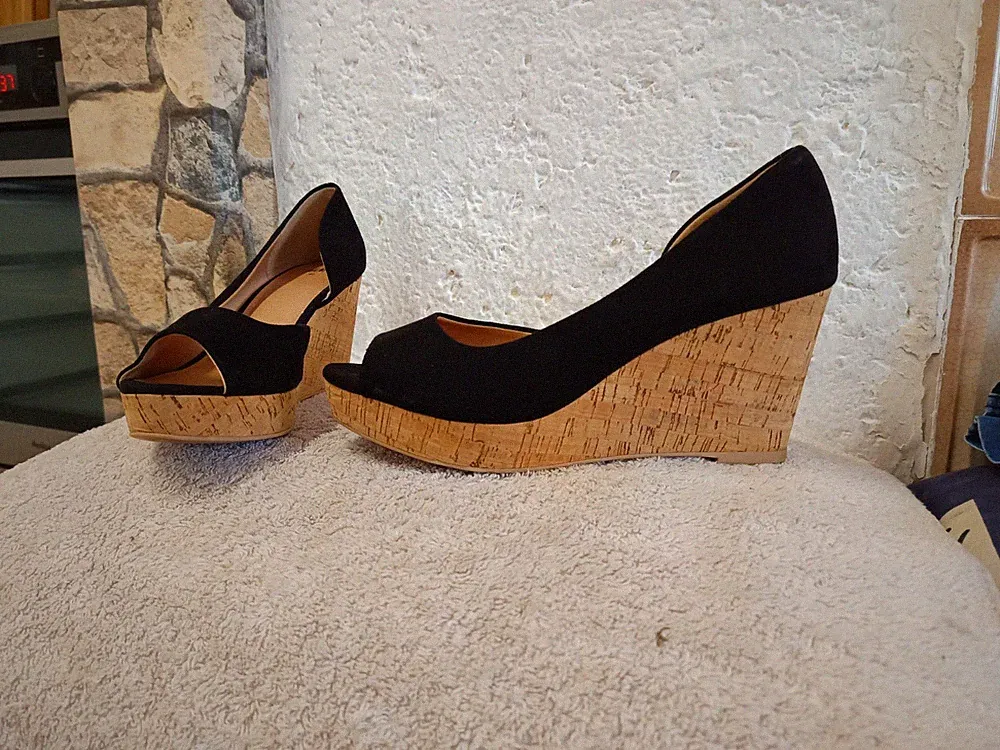 Keilabsatz-Sandalen mit 9 cm Absatz
