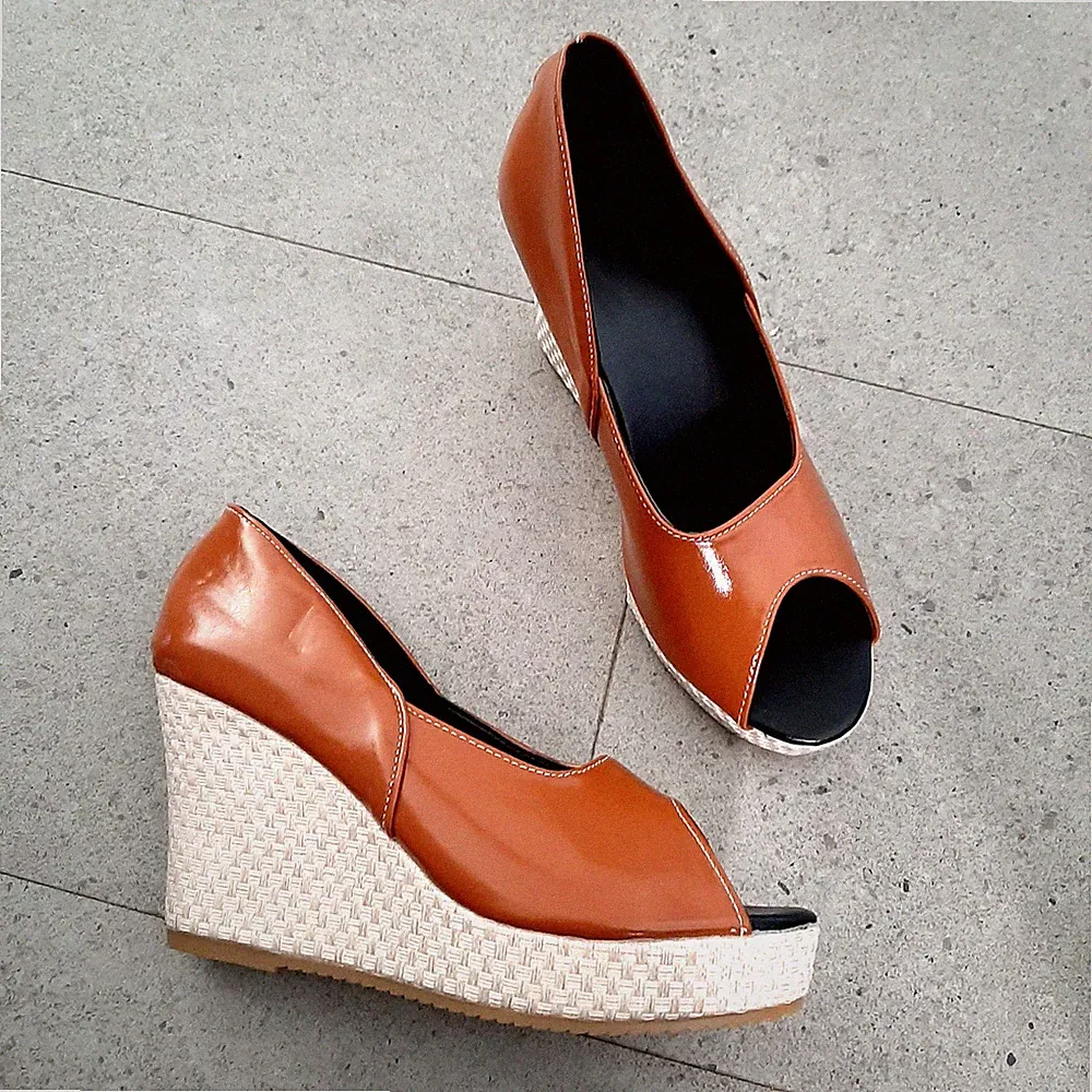 Hellbraune leicht glänzende Keilabsatz Plateau Pumps in Gr. 42