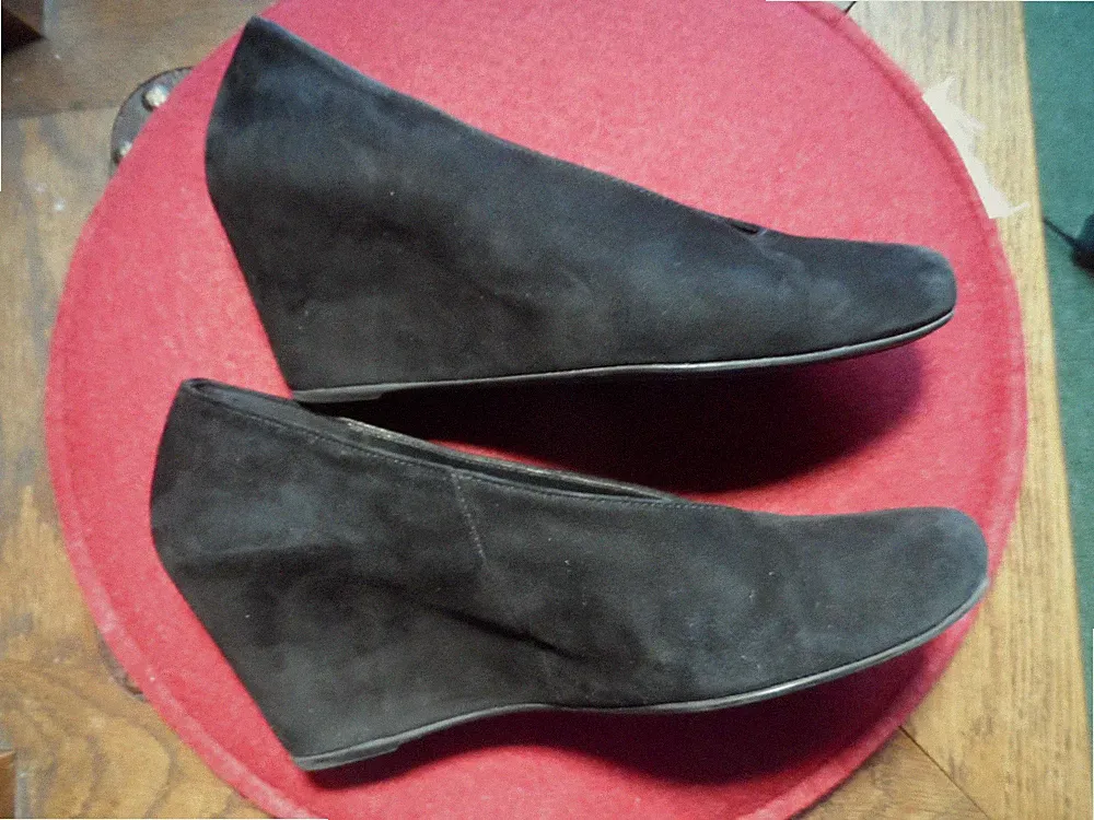 HÖGL butterflight schwarzer Wildlederpumps mit Keilabsatz
