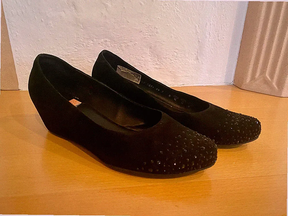 Högl Pumps "Butterflight" Keilabsatz Schwarz Veloursleder Gr. 7