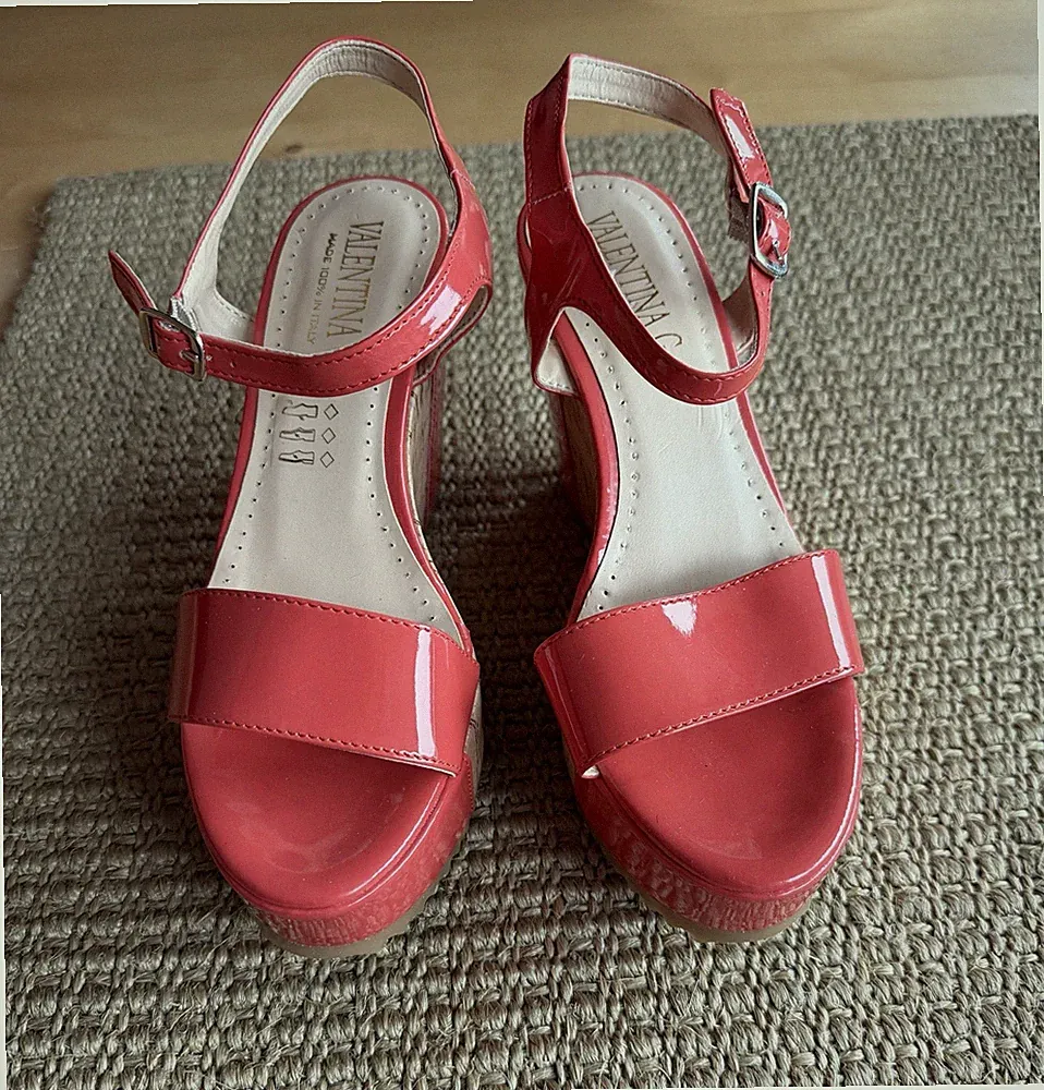 Hübsche Sandalen mit Keilabsatz, Corallefarben, Gr. 37, neuwertig!