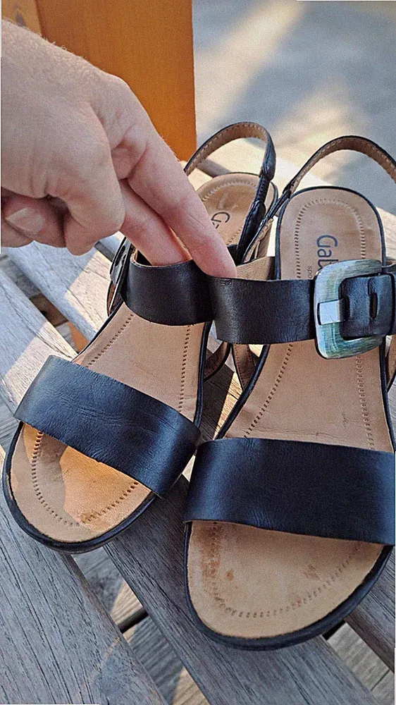 Ich biete meine eleganten Gabor Sandalen zum Kauf an. Gr 40, schwarzes Leder.