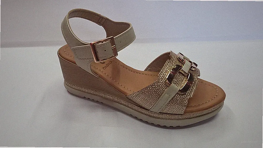 Inblu Damen Sandalen Flik mit Keilabsatz, Klemme und Riemchen mit Schnalle - 054 (Platin