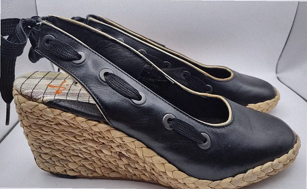 J Shoes Scarlet Damenschuh schwarz Keilabsatz gewebter Absatz Größe 7 Fersenriemen