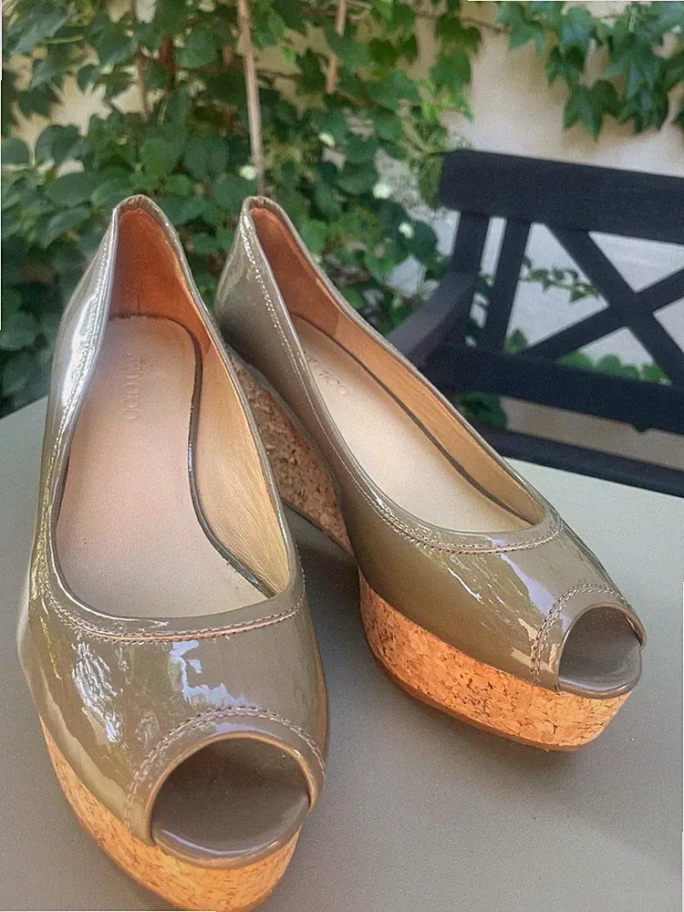 Jimmy Choo Damen Keilsandalen Peep Toe Lackleder Plateau Kork taupe 38