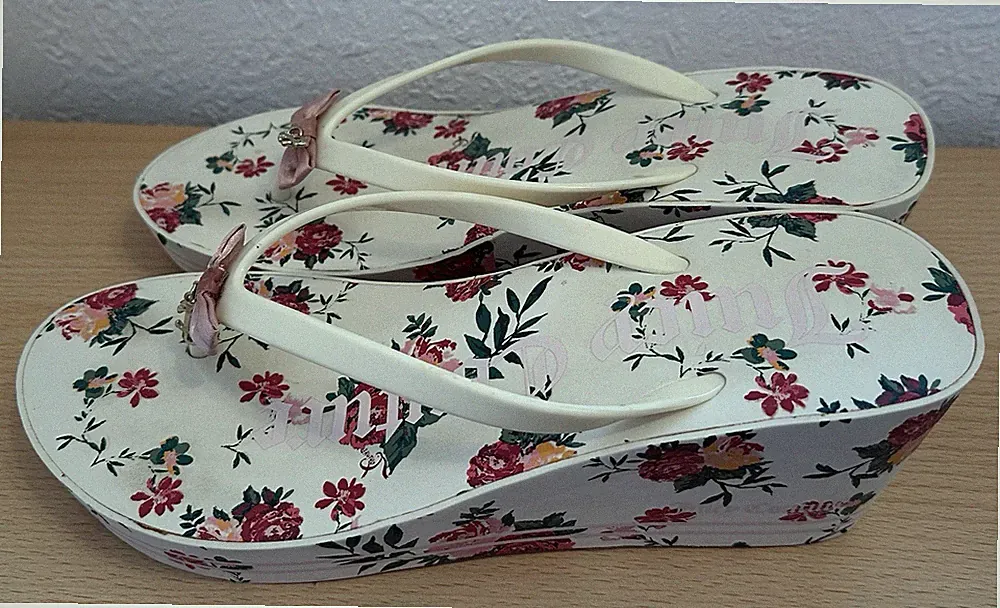 Elfenbeinfarbene Keilabsatz Sandalen