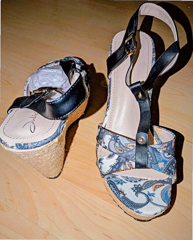 Keilabsatz-Sandalen mit Paisley-Muster