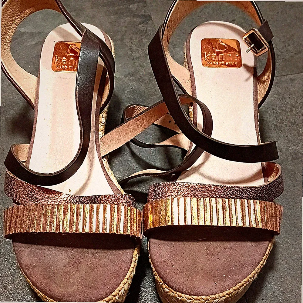 Kanna Damen Riemchen-Sandalen Keilabsatz Knöchelriemen Kunstleder 39