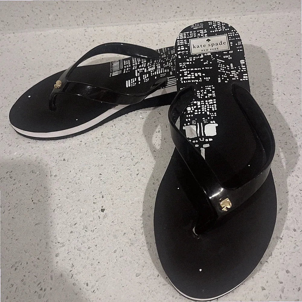 Kate Spade New York Keilabsatz-Flip-Flops Sandalen 10 m UK 7,5 schwarz goldfarben Spade fabelhaft A5