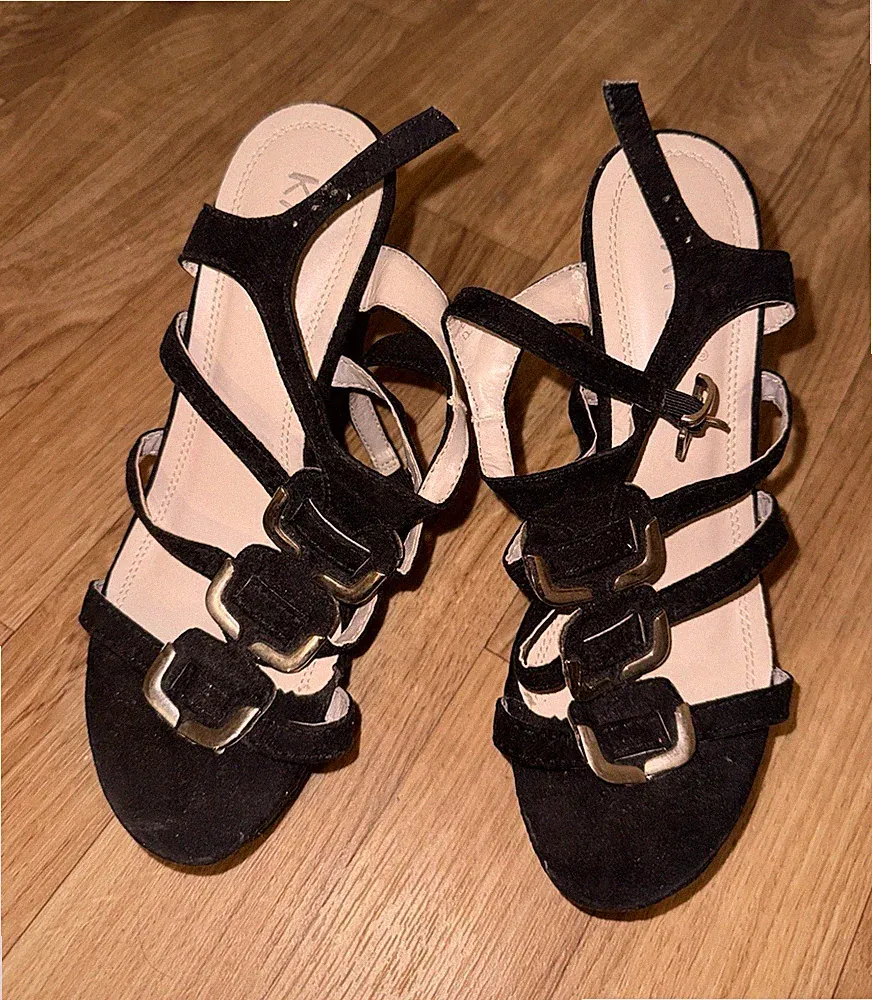 KAYLA Damen Sandalen Schwarz Wildleder Keilabsatz Riemchen Schnalle Größe 37