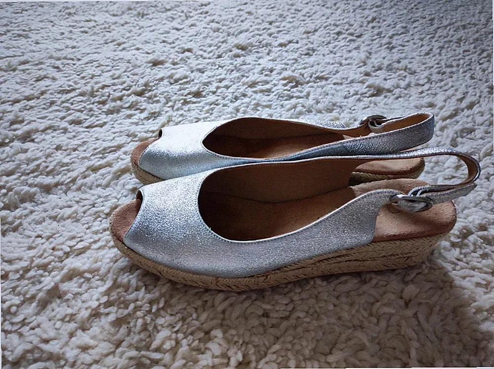 Keil-Sandalen Silber Platinfarbe Leder Größe 39 von Unisa 5 cm Absatz