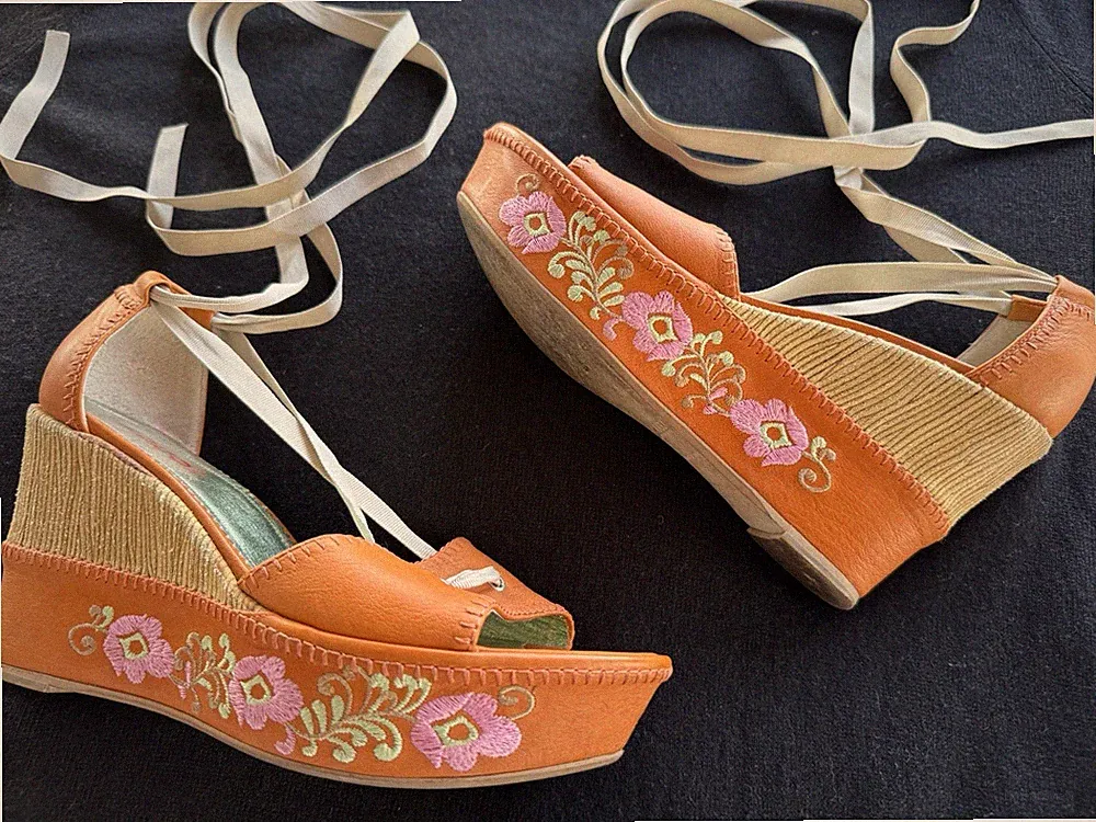 Keilabsatz Sandalette Fesselriemchen Sandale Hugo Boss Gr38 Leder bestickt orang